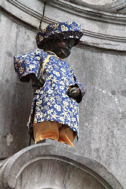 niños haciendo pipi en un arbol|Descubre la curiosa historia del Manneken Pis de。